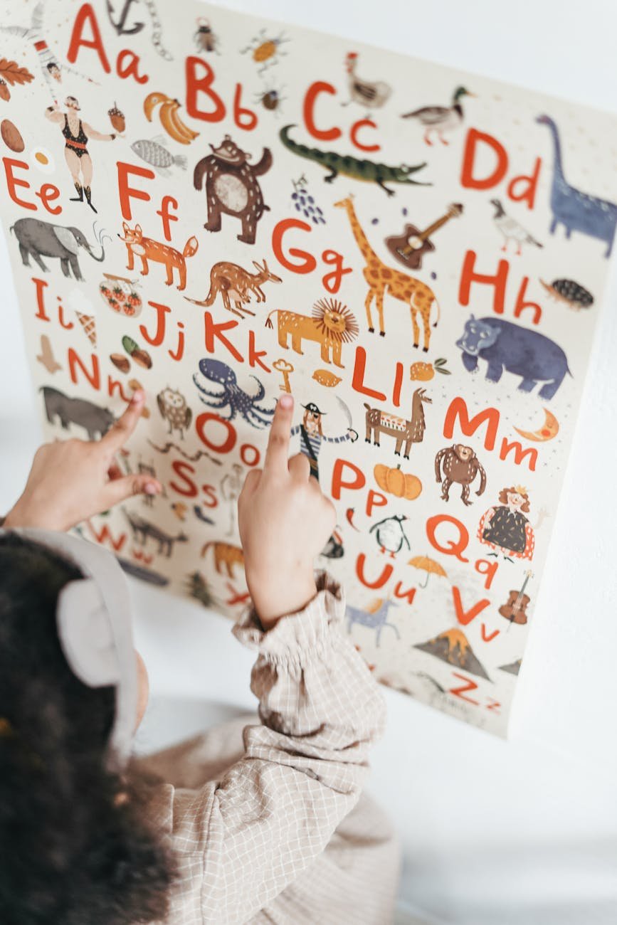 child learning Dutch alphabet